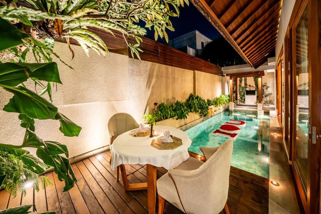 Swimming pool