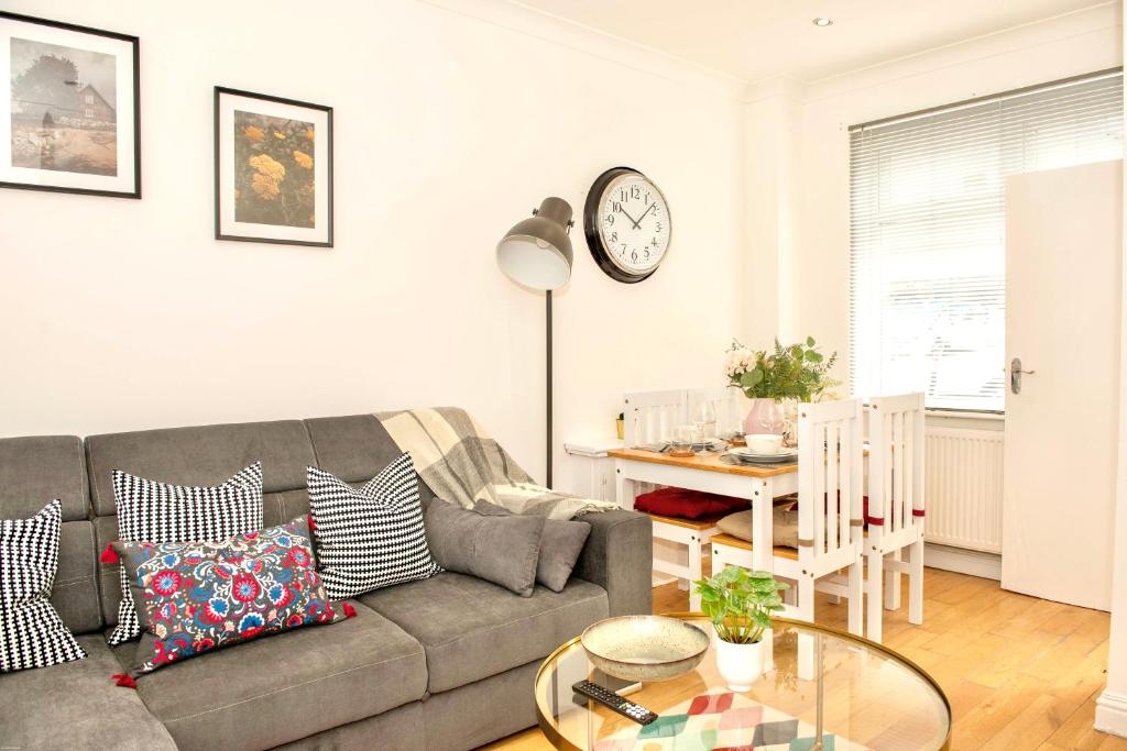 2 Bed Ground Floor Flat - Sleeps 6 & Free Parking, Portsmouth