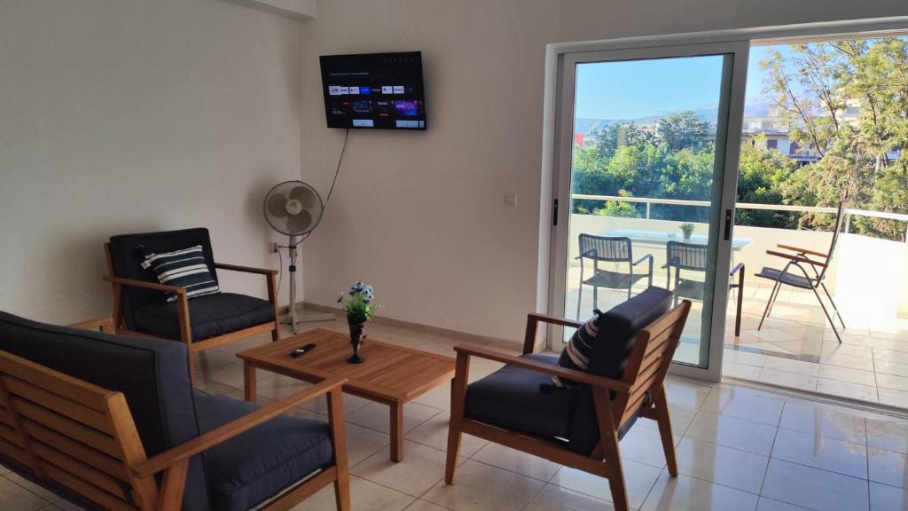 Ολόκληρο διαμέρισμα στόν τρίτο όροφο μέ σαλόνι ,δύο υπνοδωμάτια , κουζίνα , μπάνιο ,καί μεγάλα μπαλκόνια μέ ωραία θέα πάρκου καί ιδιωτικὸ πάρκιν γιά επιβατικό αυτοκίνητο, Chania