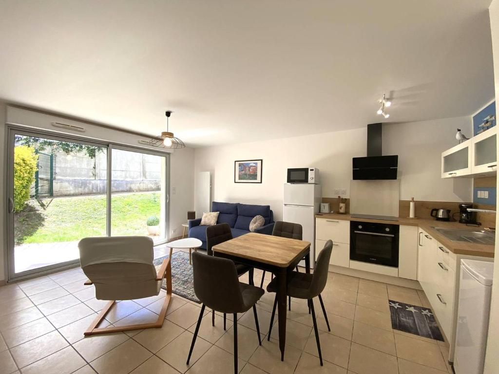 Appartement avec terrasse, jardinet clos et parking à Perros-Guirec - FR-1-368-466 - 2