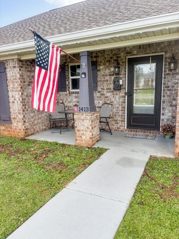 FUNshine Cottage!, Foley