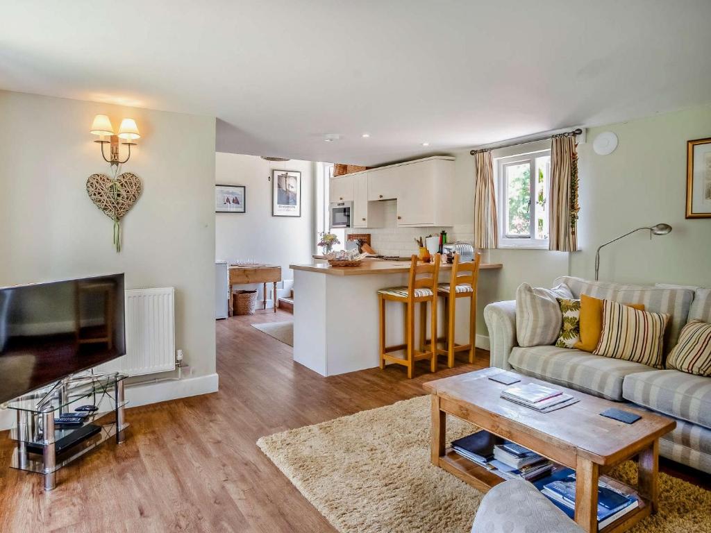 1 Bed in Cowes IC084, Cowes