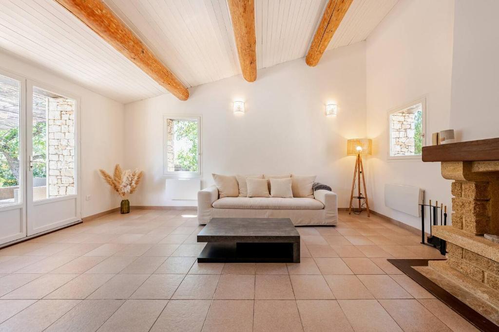 Gordes Villa avec piscine chauffée et privée , jacuzzi et pétanque calme - 5