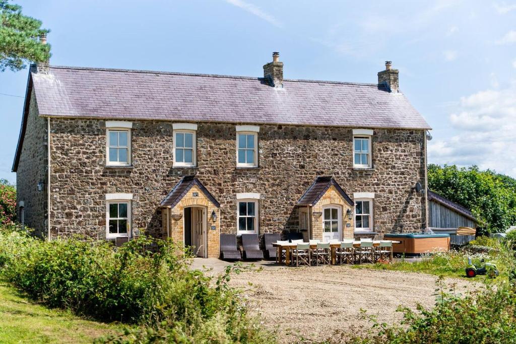 Rustic Rural Retreat with BBQ and Soft Play Room, Llawhaden