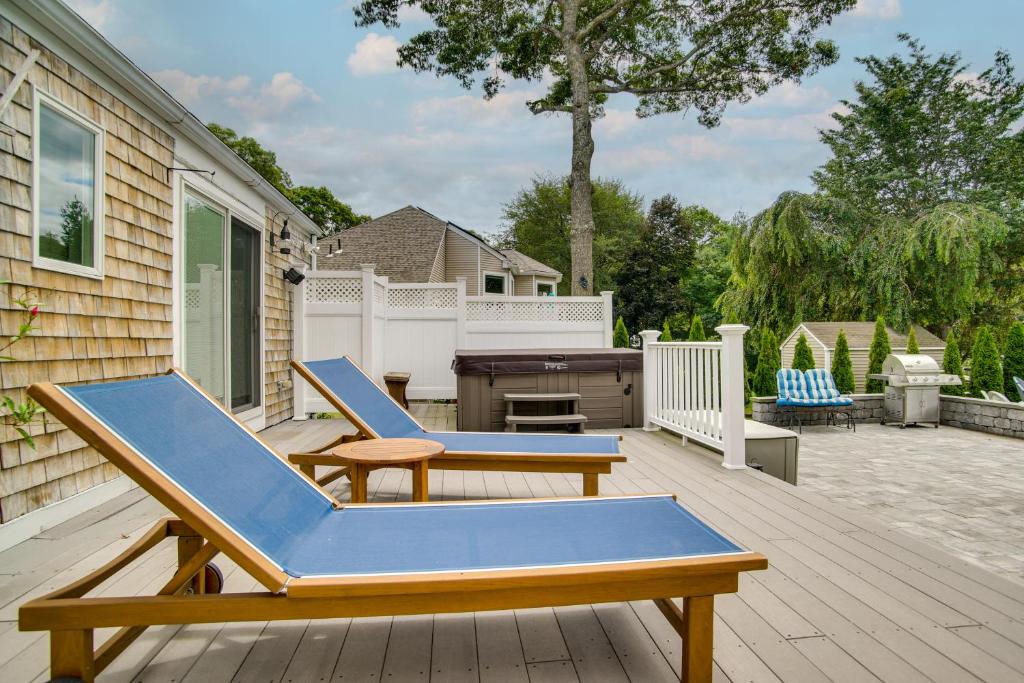 Water-View Duplex with Sunroom and Decks in Mashpee!, Mashpee