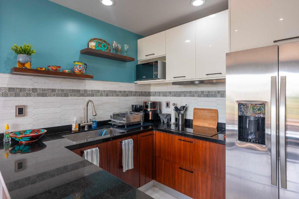 Quadrant Condos 1202 | Private Balconies | Garden & Pool Views | 8-min Walk to Beach | Full Kitchen - 3