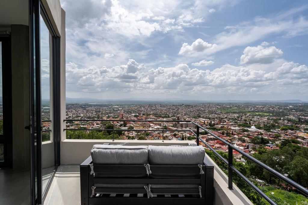 Casa Altamira, Stylish 1BR Loft with City Views in Centro - 3