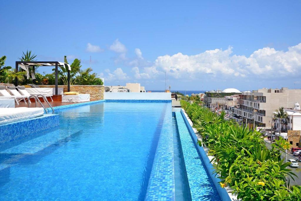 Rooftop Infinity Pool with Cinema & Gym near Beach, Playa del Carmen