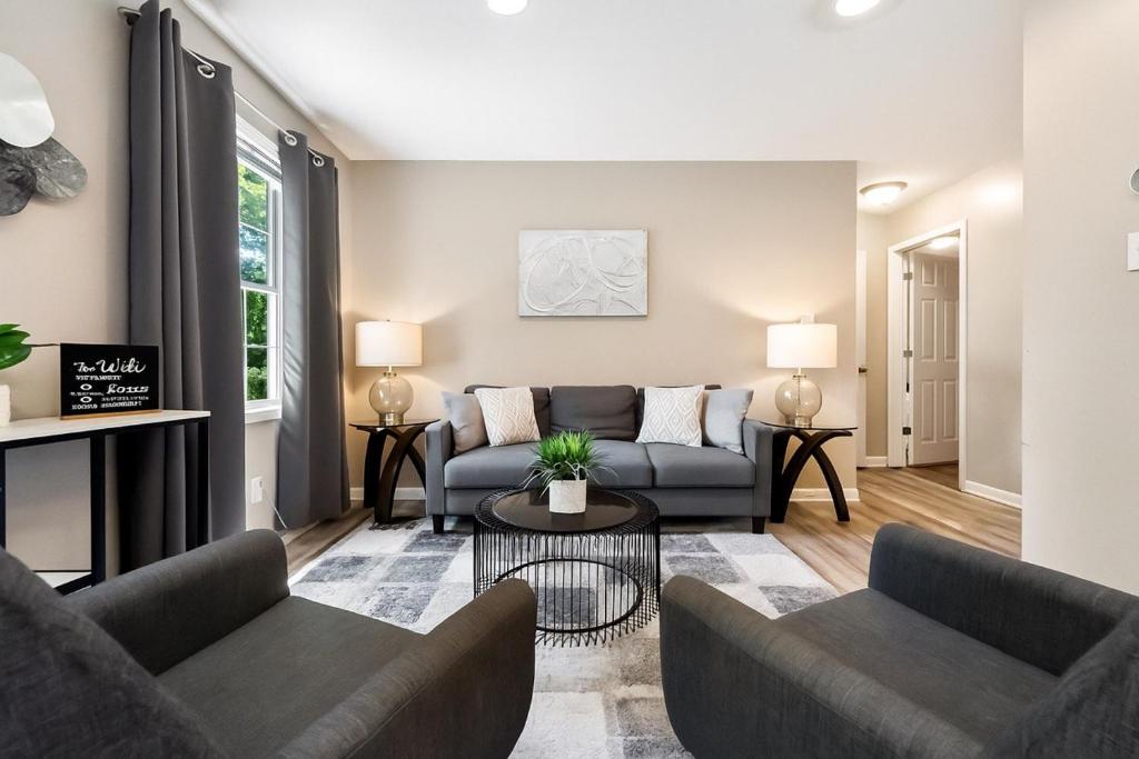 King Bed Fast Internet 2 Full Baths, Warsaw