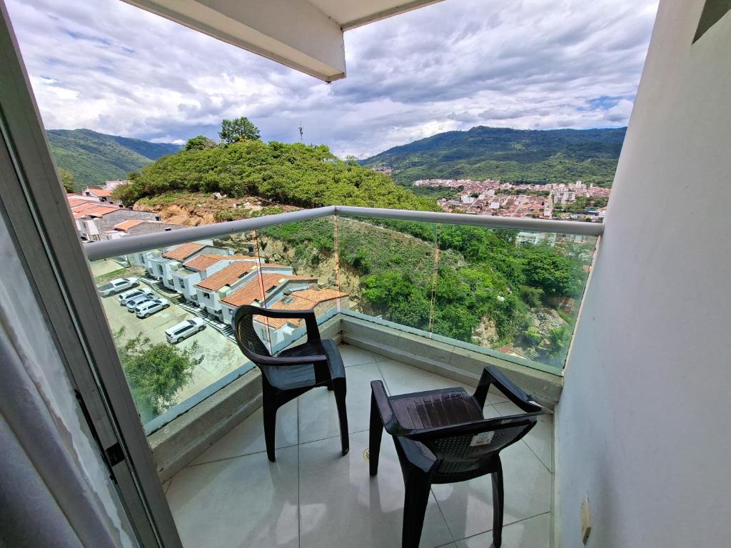 Espacio Moderno con Vista y Piscina Privada - 1