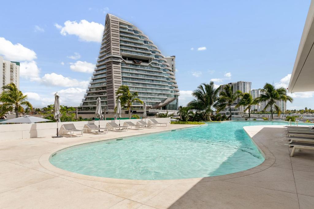 2 BR Apartment in Marina Condo - 2