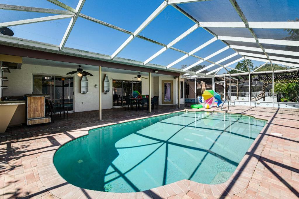 3 Mi to Weeki Wachee Springs SP Poolside Oasis!, Spring Hill