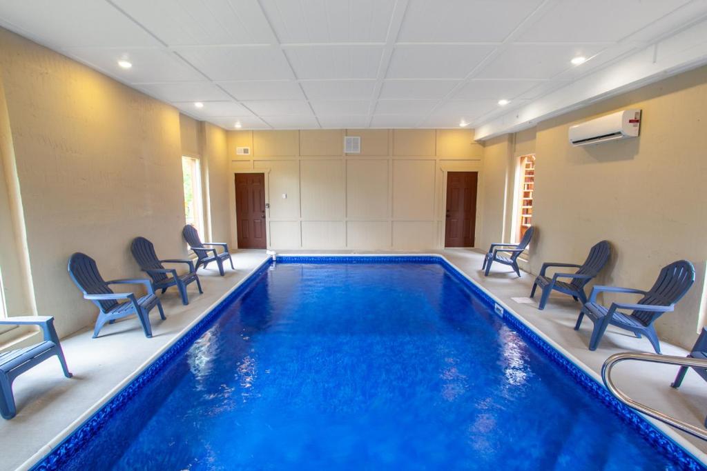 Rocky Crest Sleeps 24 Private Pool Game Room, Sevierville