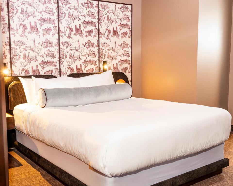 Hotel Room 4