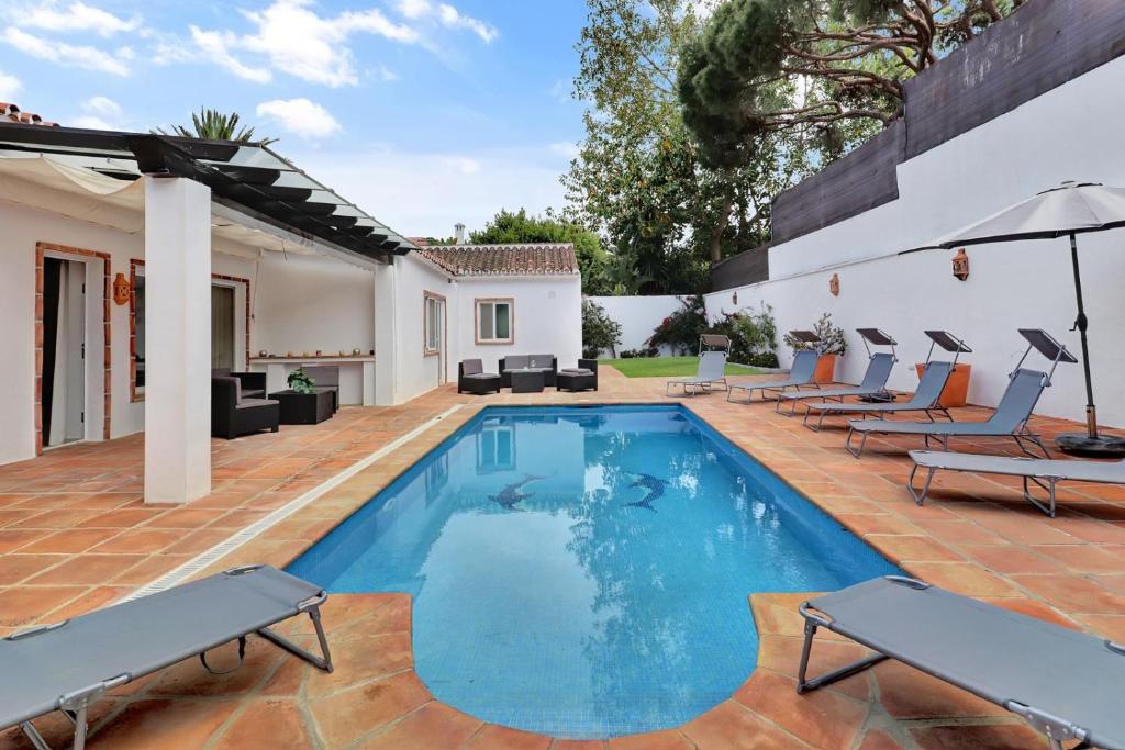 Hermosa y Amplia Casa con Piscina y Garage - 1
