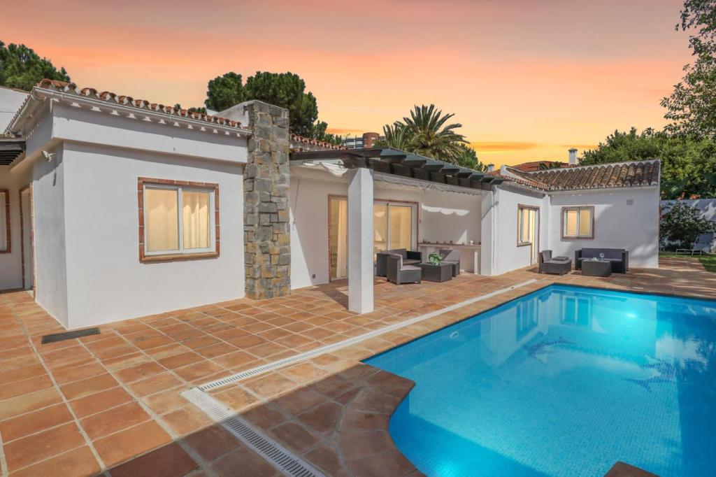 Hermosa y Amplia Casa con Piscina y Garage - 3