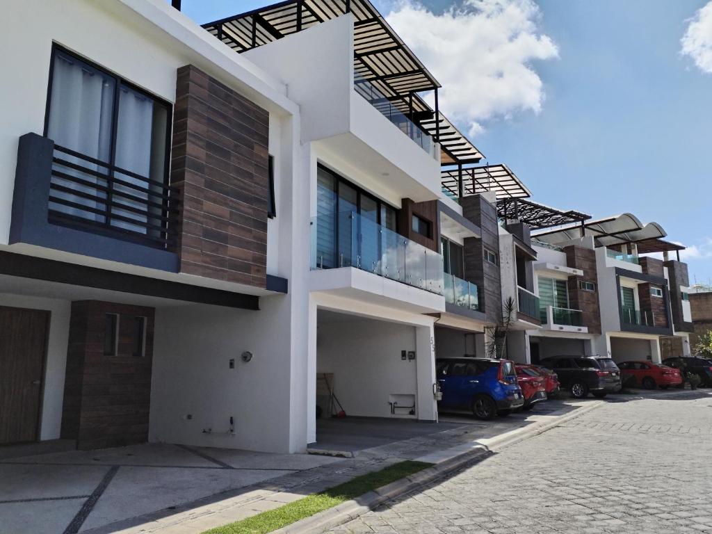 CASA MODERNA y SEMINUEVA EN RESIDENCIAL PRIVADO y TRANQUILO - 2