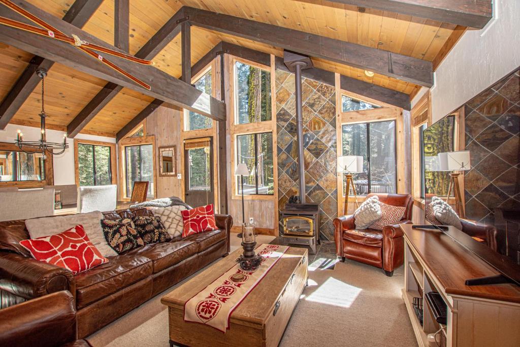 Thunder Lodge By Hauserman Rentals, Homewood