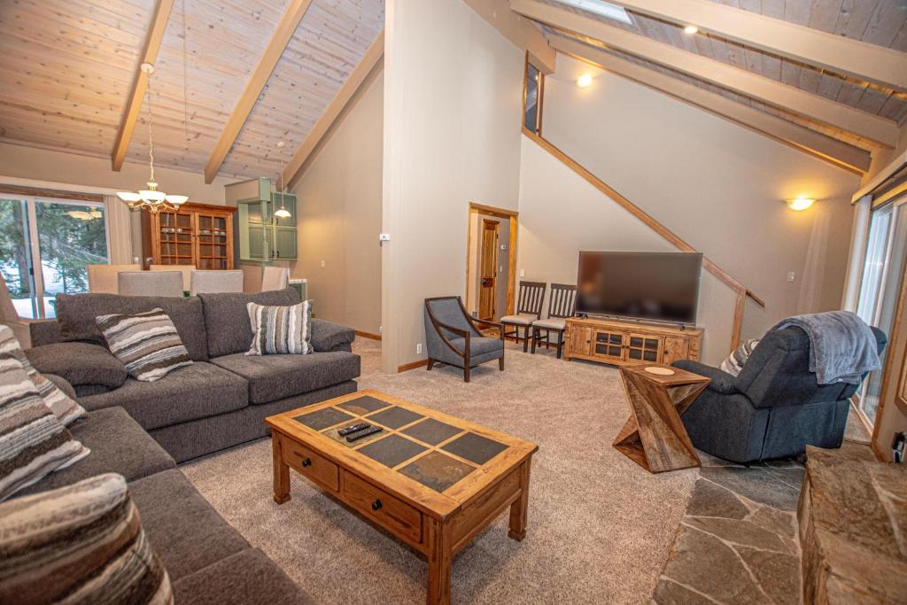 Knobcone Cabin by Hauserman Rental Group, Tahoma