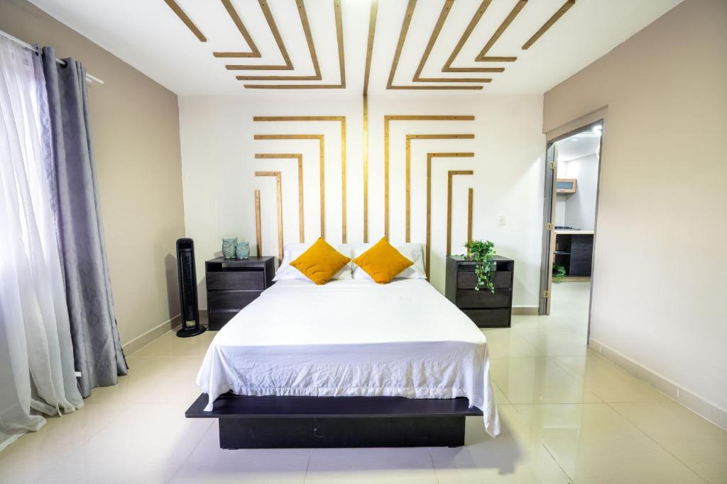 5 bedroom, with Arcade machine and foosball, 1 block from Lleras park P3, Medellín