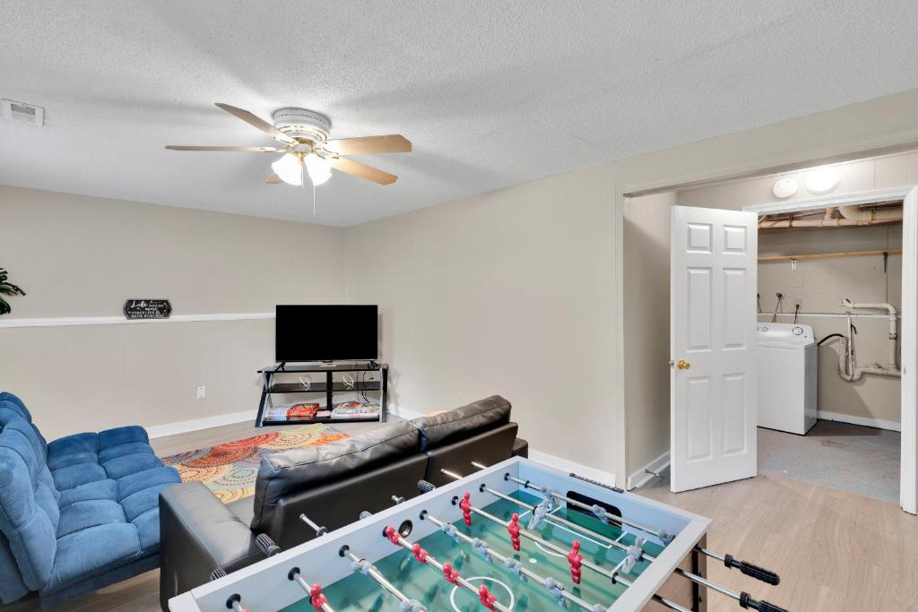 Entire home with game room, Charlotte