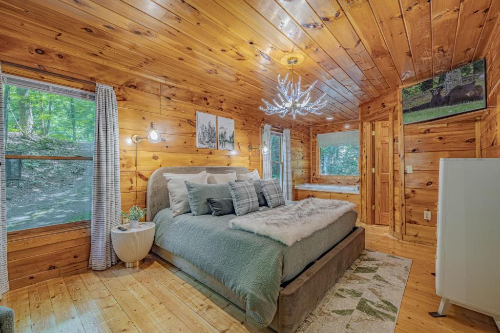 Cedar Hollow - Cozy Cabin Getaway Sauna, Hot Tub & Dog-Friendly, Sevierville