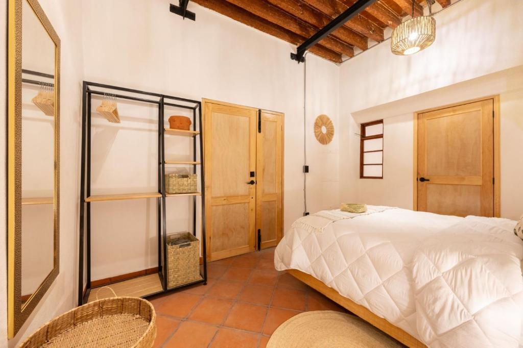 DH1 VIP ROOM in Downtown, Best Location, Private WC - 2