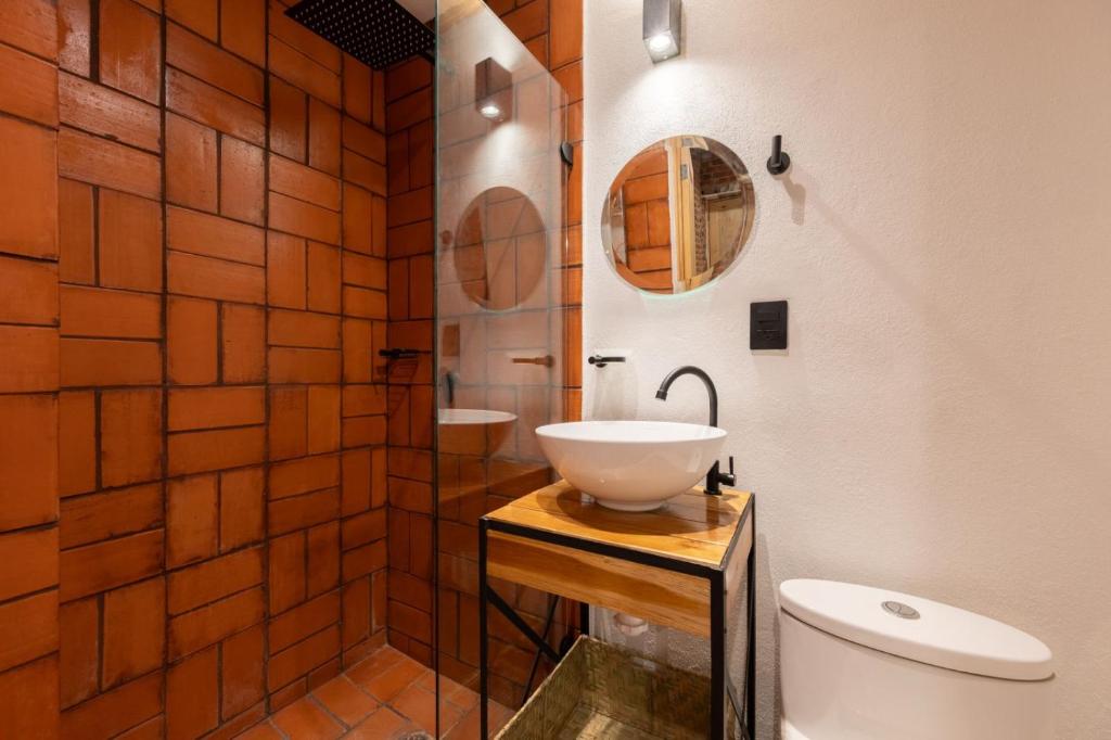DH1 VIP ROOM in Downtown, Best Location, Private WC - 5