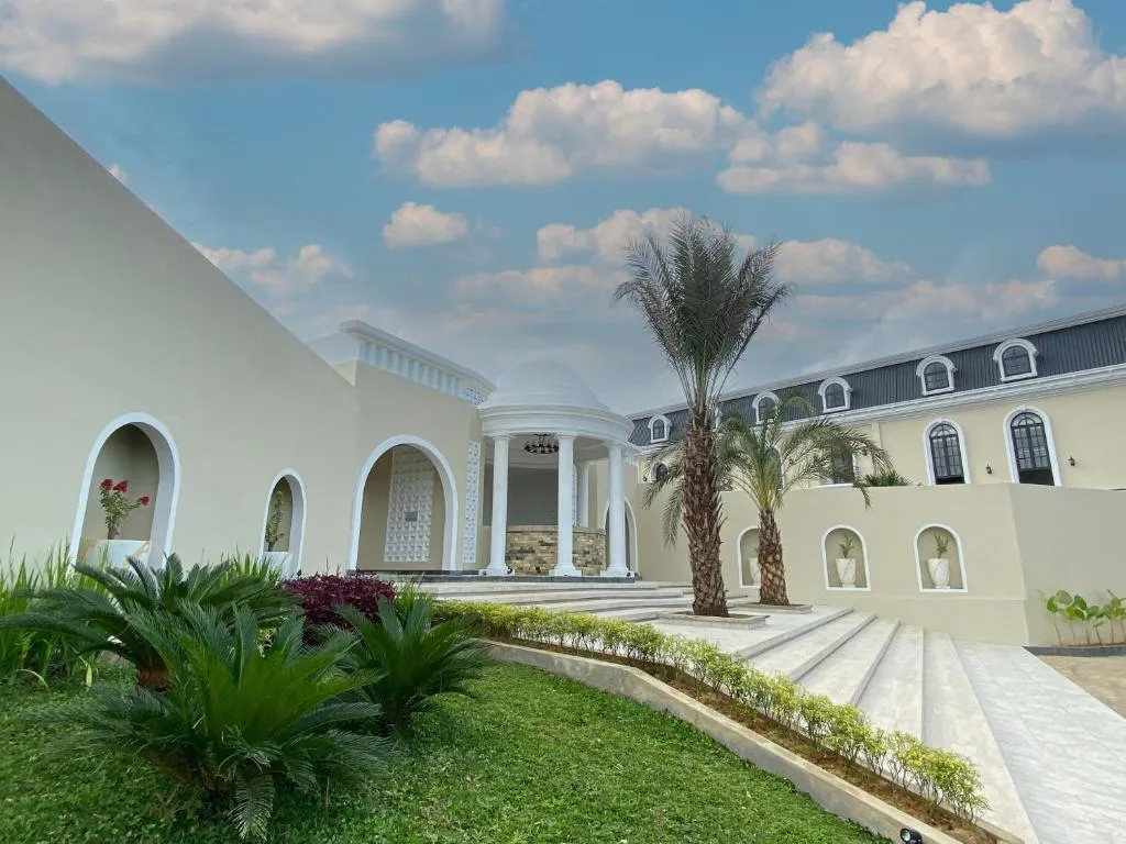 Sahid Azizah Syariah Hotel and Convention Kendari, hotel in Lepoleop