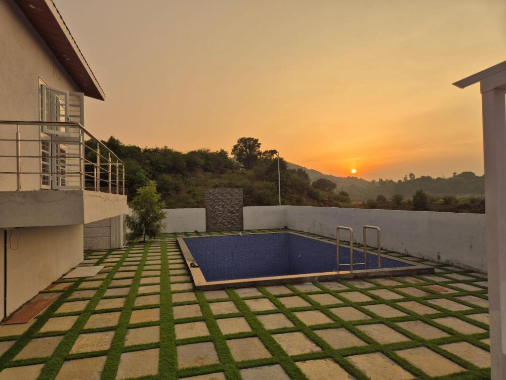 Rolling Hills, Trimbak