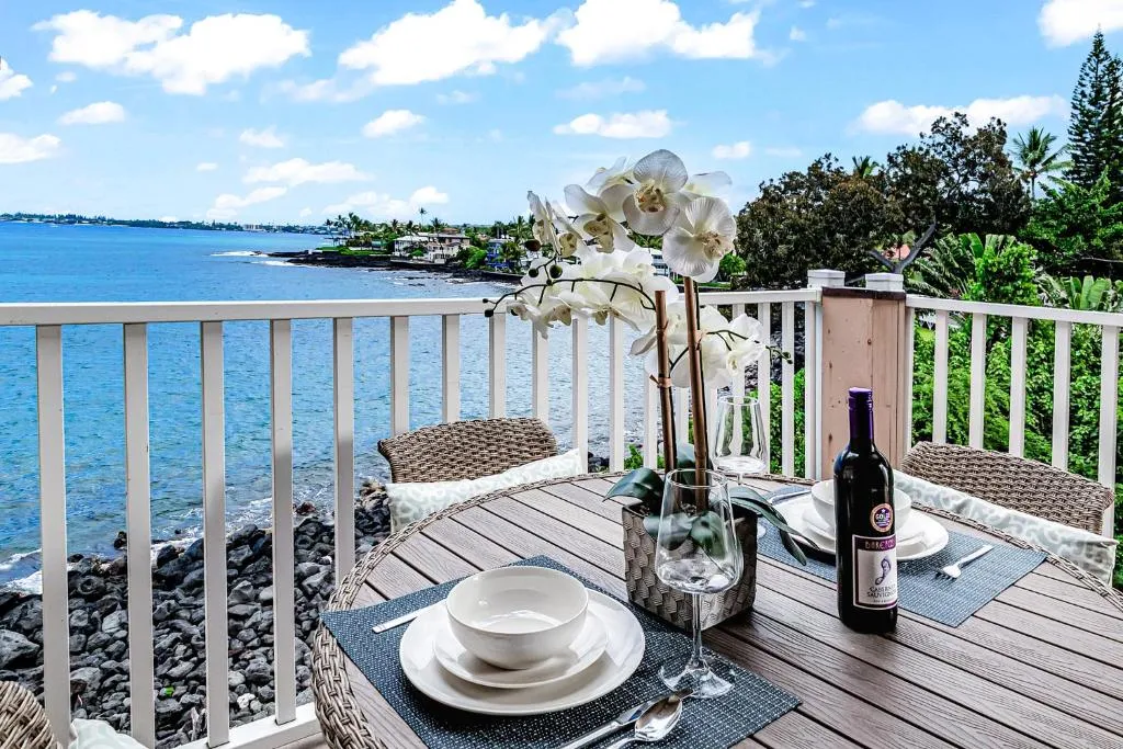 Ocean Echoes: Kona’s Oceanfront Family Oasis，位于科纳的酒店