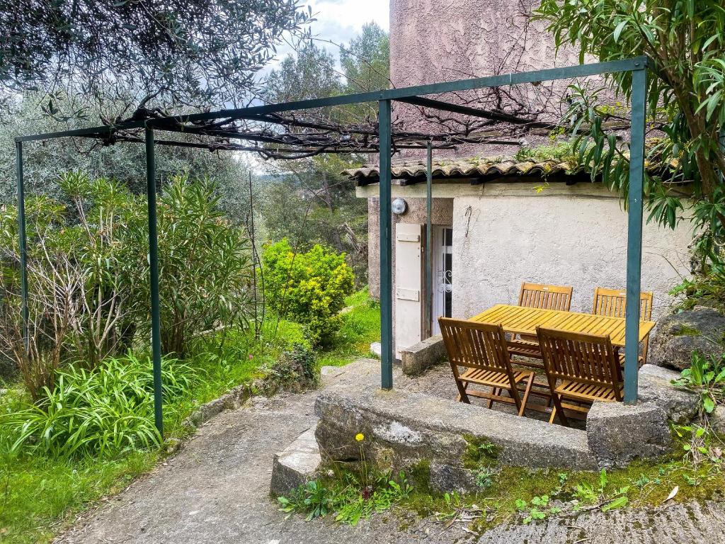 Garden, pool and 15 mins walk to village - 3