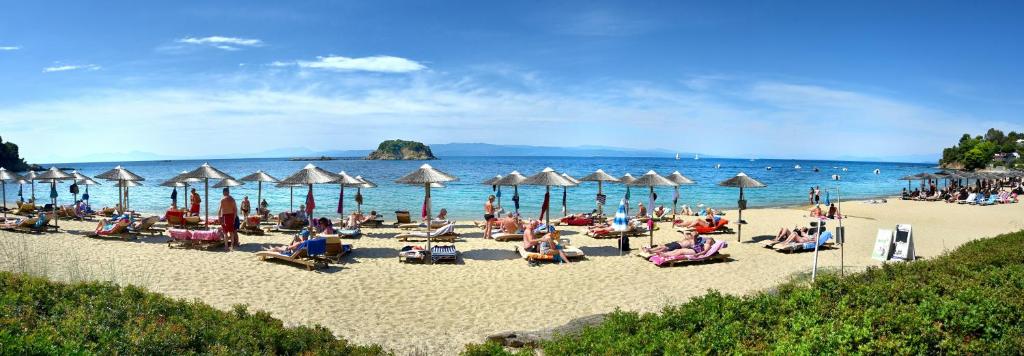 Hotel Korali — Beach in Troulos, Thessaly