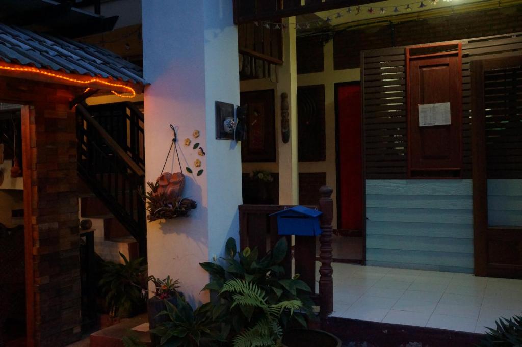 Shared lounge/TV area, Tanyahouse in Chiang Rai