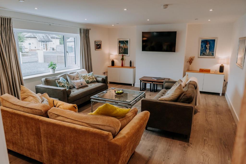 Modern Comfort Escape for 12 Guests -Rural Setting, Llanarthney