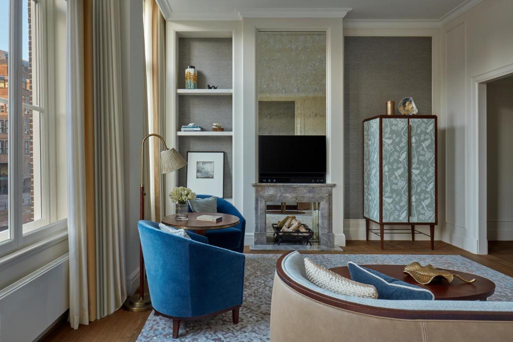 Shared lounge/TV area
