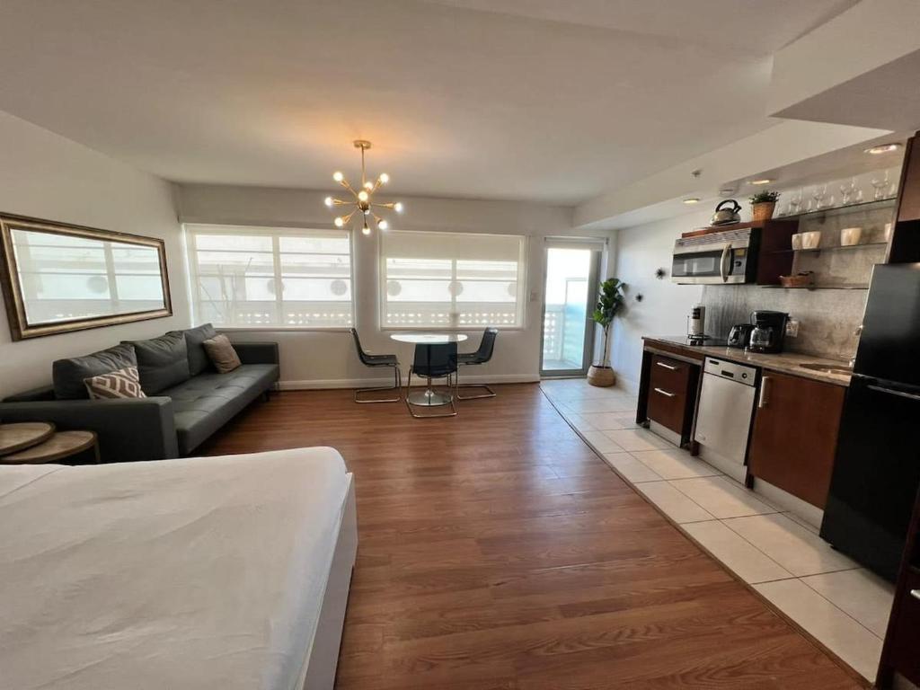 Ocean Drive Studio with Rooftop Pool Prime Location, Miami Beach