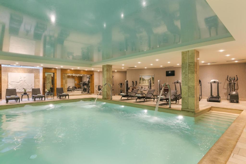 Divani Palace Larissa スイミングプール