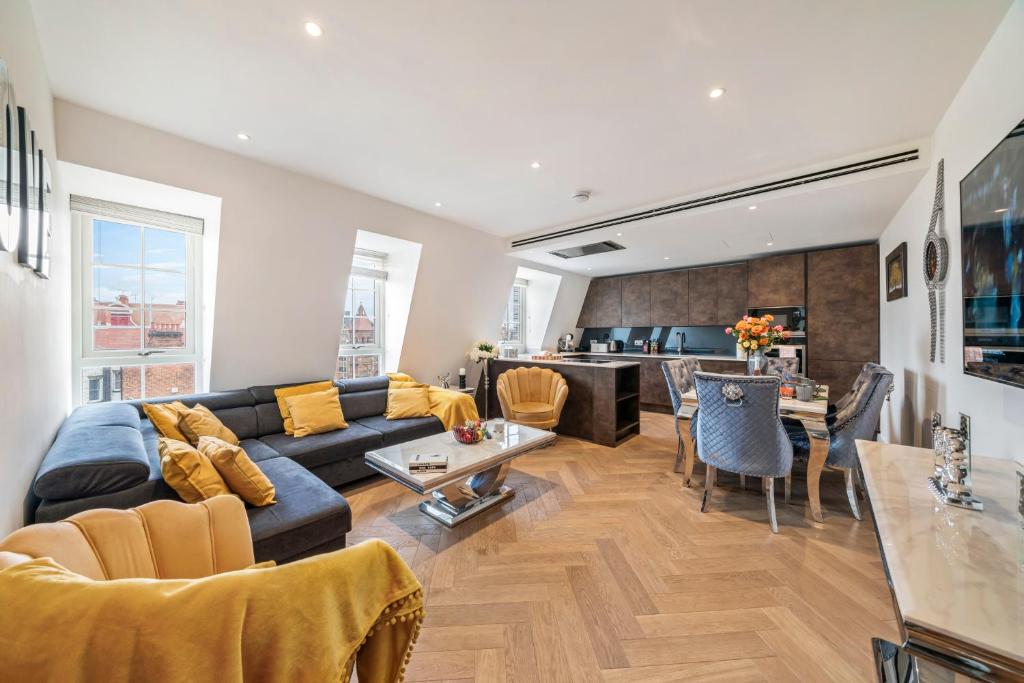 Panoramic Perfection Marble Arch 2BR Penthouse 74, Лондон