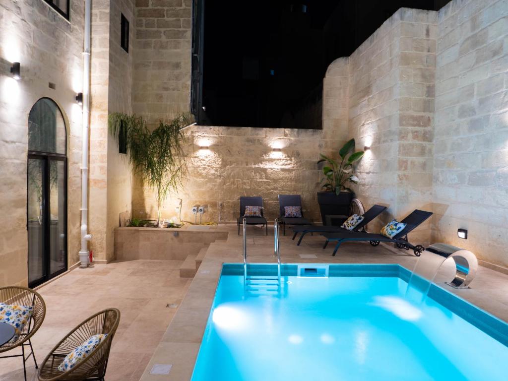 Villa Luma With Heated Pool, Jacuzzi, Gym, Sauna and Cinema Room, Sliema