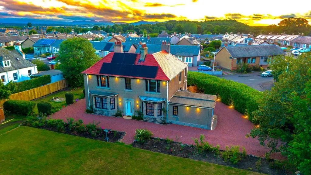 Red Roofs - 5BR Luxury - Large Gardens - EV Point - Near Edinburgh, hotel in Newtongrange