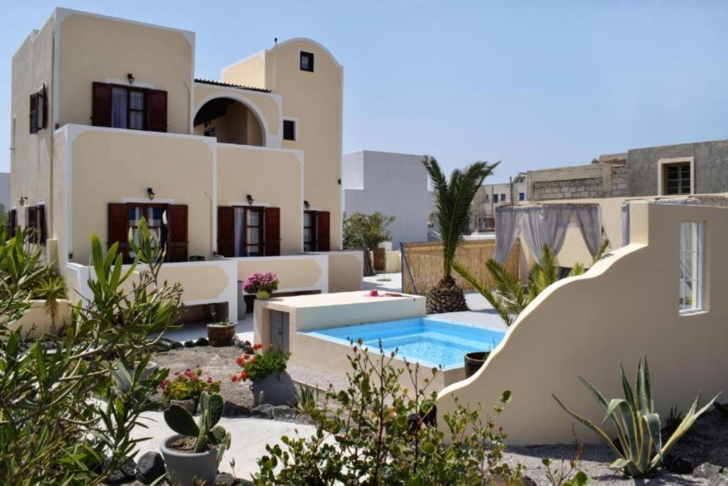 Marina's Studios, Perivolos