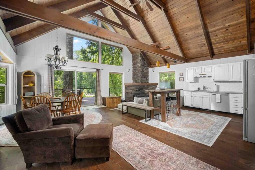 Whispers on the Sandy, Rhododendron