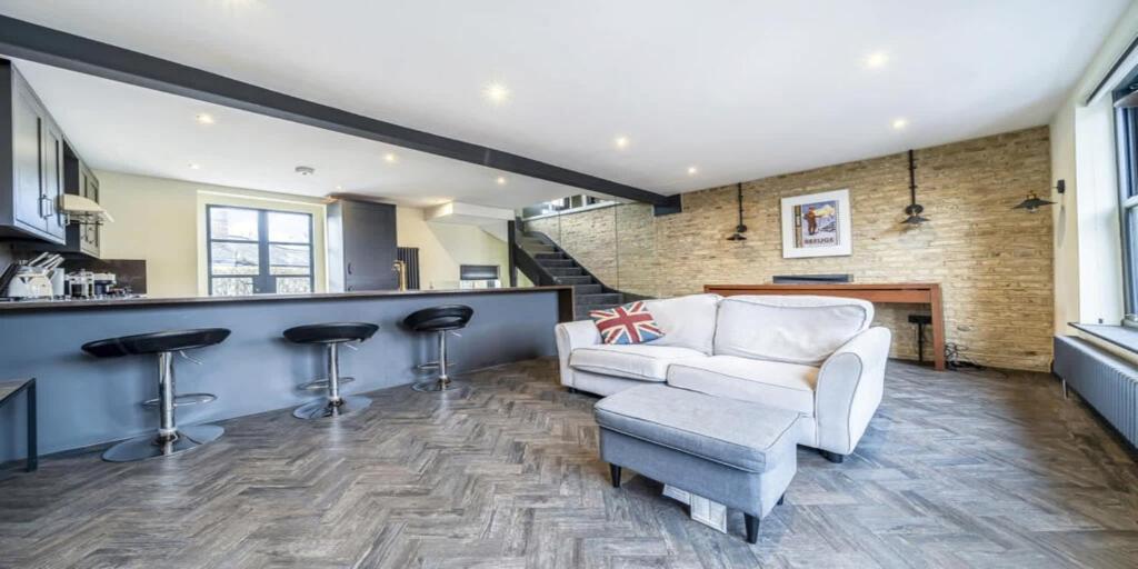 Elegant 2 Bedroom Apartment, Bromley