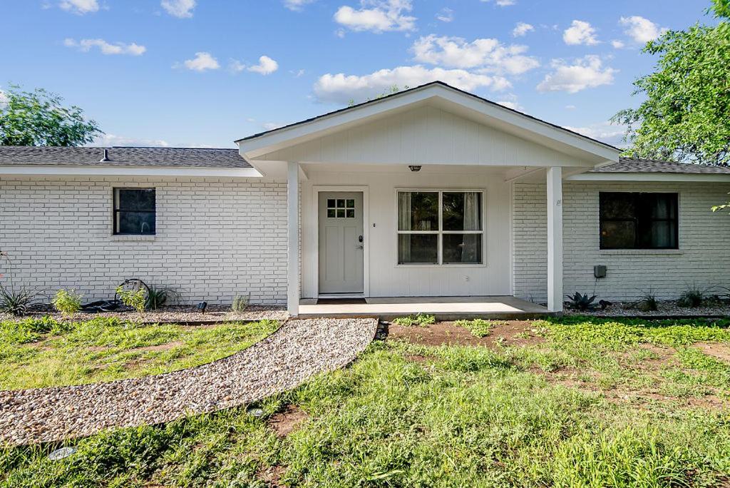 Luxe Poolside Retreat w/Sauna-Minutes from Downtown!, Fredericksburg