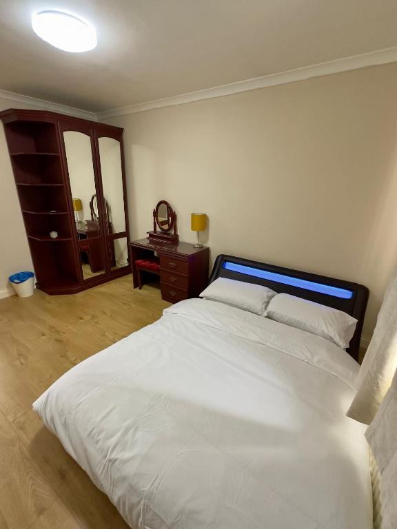 Spacious Double Room, Dagenham