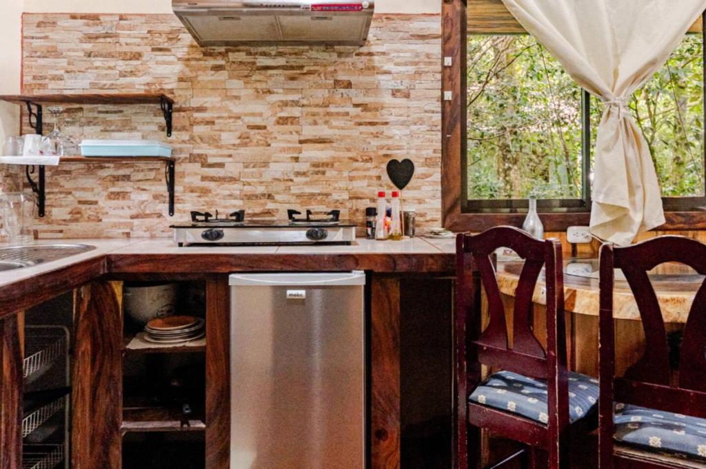 Kitchen, Monteverde Romantic Cabanas 5minutes mtv park in Monteverde