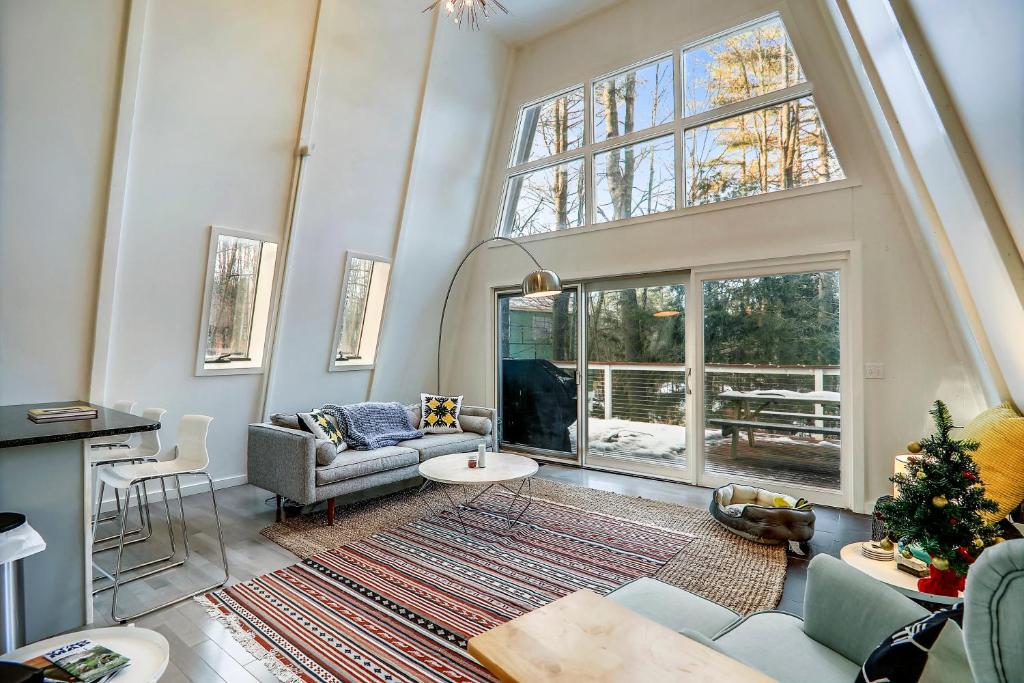 Sylvan Park: 3 br A-frame w/ deck near Village, Stowe