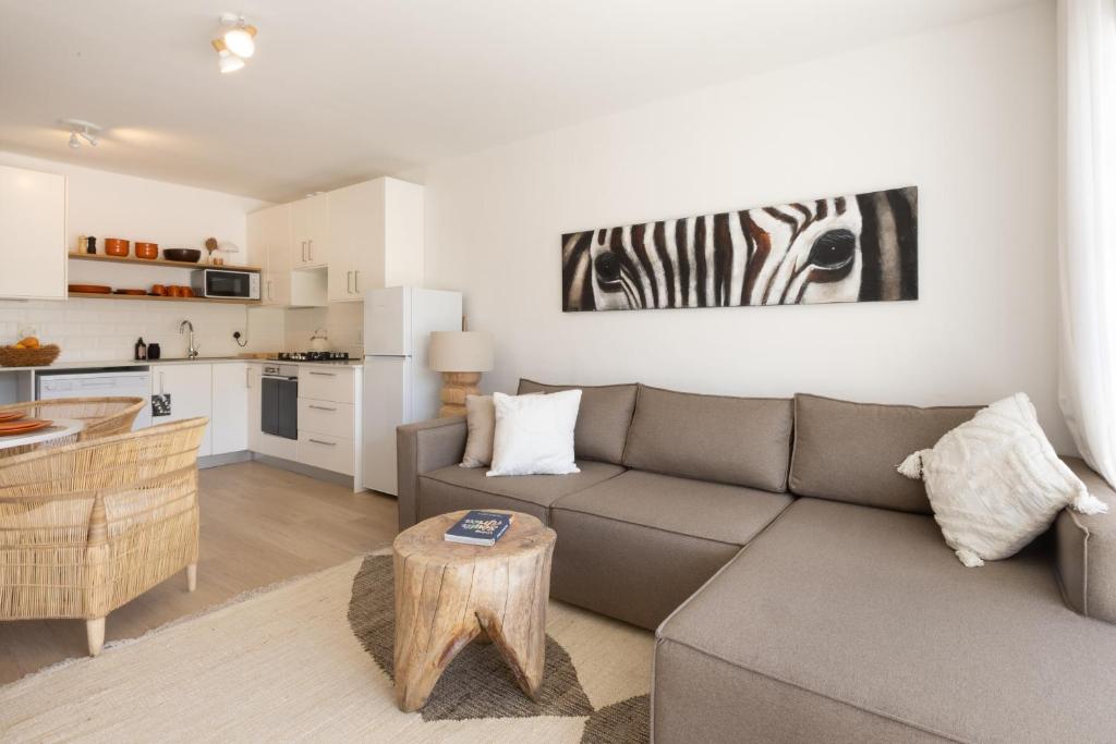 Four Peaks Duplex - 4 Sleeper with Mountain Views, Balcony and Pool in Hout Bay Beachfront, Hout Bay