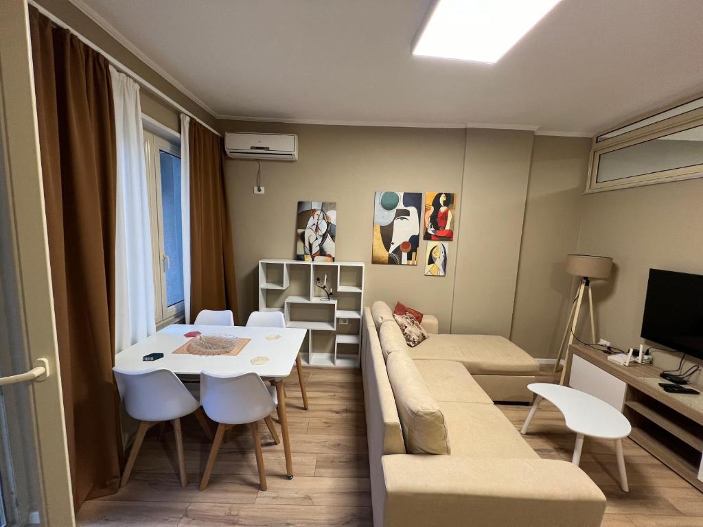 APT Sherko, Sarandë